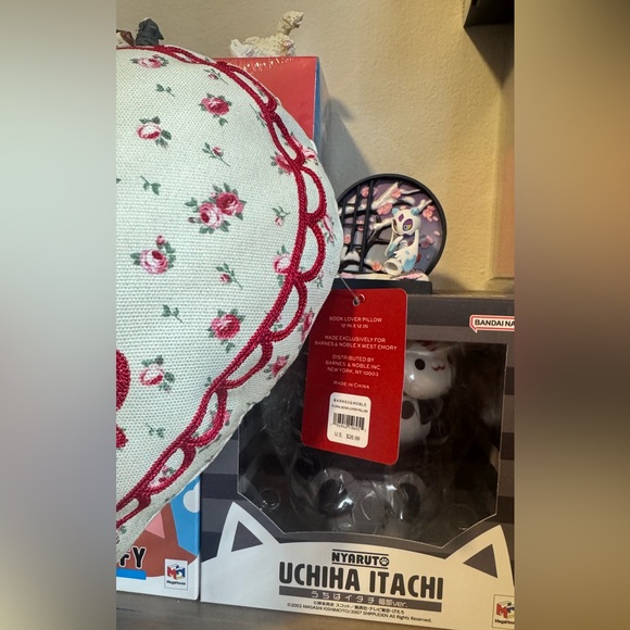 Barnes and Noble Valentine’s Day Book Lover Pillow - NWT - Picture 3 of 5